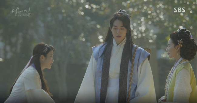 Moon Lovers: Khán giả “rưng rưng” với kết cục tình yêu đau lòng của chị họ IU - Ảnh 1.