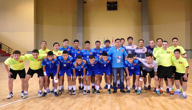 Fan nữ vượt hàng nghìn km từ Canada sang Colombia cổ vũ tuyển futsal Việt Nam - Ảnh 9.