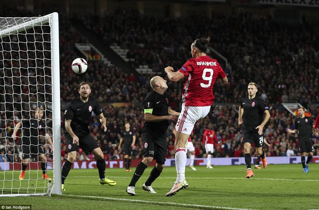 Ibrahimovic nổ súng, MU có chiến thắng đầu tiên ở Cúp C2 - Ảnh 9.