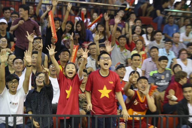 Mặc mưa lớn, khán giả ngồi chật cứng sân xem derby Saigon Heat và HCMC Wings - Ảnh 8.