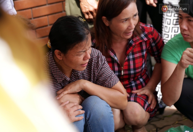 1 ngày sau khi con trai bị cuốn trôi, người mẹ vẫn ngồi trên nắp cống cầu nguyện trong nước mắt - Ảnh 9.