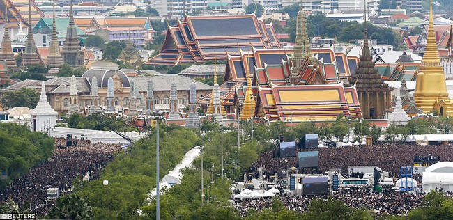 150.000 người dân Thái mặc áo đen tập trung bên ngoài cung điện Hoàng gia hát quốc ca tưởng nhớ vua Bhumibol - Ảnh 8.
