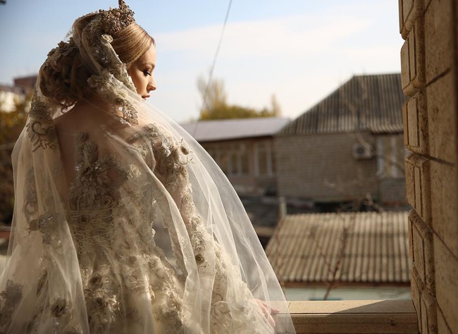 Cận cảnh chiếc váy cưới lộng lẫy đến choáng ngợp của cô dâu Nga đang làm náo loạn mạng xã hội - Ảnh 9.