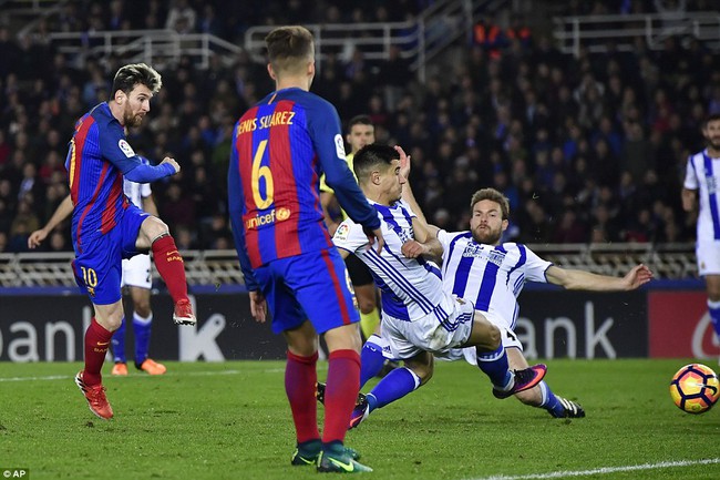 Messi ghi bàn giải cứu, Barca vẫn kém Real Madrid tới 6 điểm - Ảnh 9.
