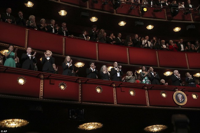 Bà Michelle cực xinh đẹp, sánh đôi cùng ông Obama tới dự lễ trao giải Kennedy Center Honors 2016 - Ảnh 13.