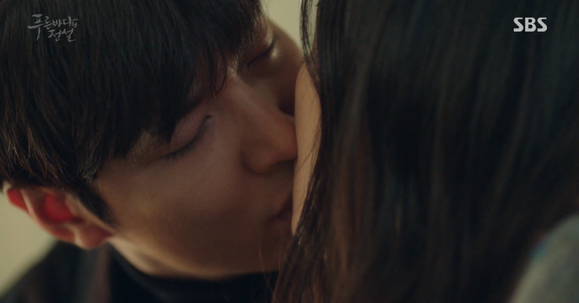 Huyền Thoại Biển Xanh: &ldquo;T&ecirc;n lừa đảo&rdquo; Lee Min Ho v&agrave; người c&aacute; Jeon Ji Hyun ch&iacute;nh thức &ldquo;kh&oacute;a m&ocirc;i&rdquo; ngọt lịm! - Ảnh 7.