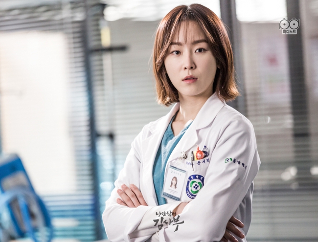 Romantic Doctor, Teacher Kim - Ng&agrave;nh Y lại tỏa sức hấp dẫn tr&ecirc;n m&agrave;n ảnh nhỏ H&agrave;n dịp cuối năm - Ảnh 9.