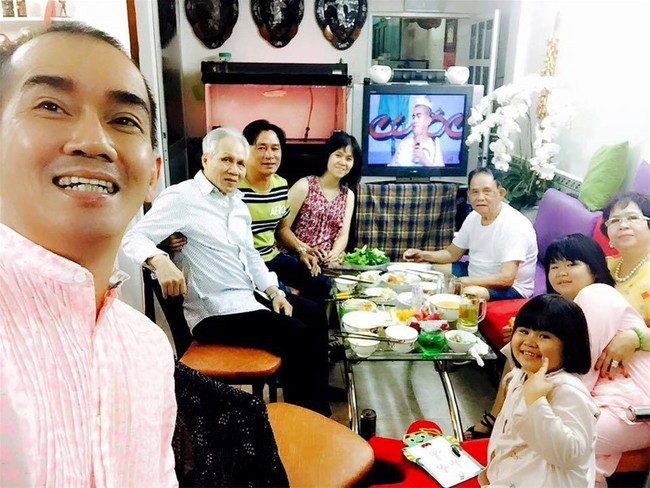Bố Minh Thuận: Giờ n&agrave;y Minh Thuận hay mua b&aacute;nh gi&ograve;, b&aacute;nh bao cho b&aacute;c ăn - Ảnh 1.