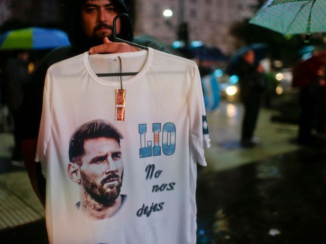 Fan Argentina tiếp tục đội mưa cầu xin Messi hủy quyết định giã từ đội tuyển - Ảnh 9.