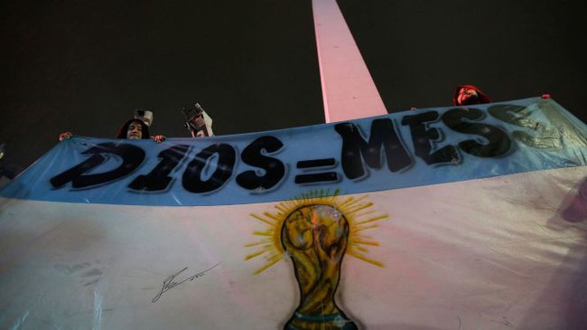 Fan Argentina tiếp tục đội mưa cầu xin Messi hủy quyết định giã từ đội tuyển - Ảnh 6.