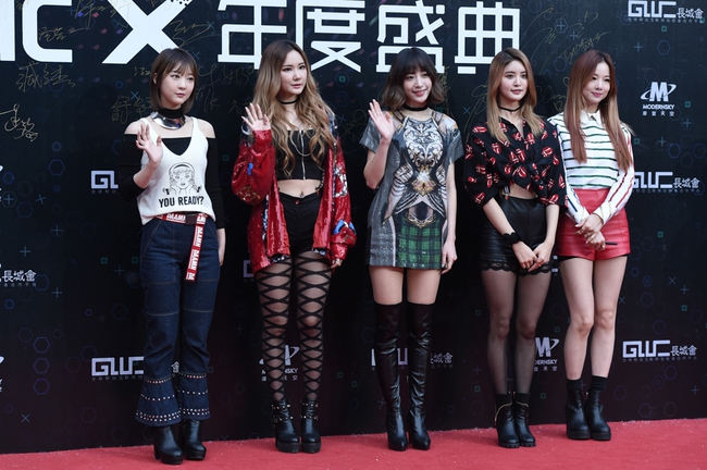 EXID đọ d&aacute;ng Tiểu Long Nữ Trần Nghi&ecirc;n Hy tại thảm đỏ sự kiện - Ảnh 1.