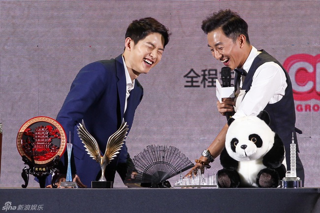 Đại &uacute;y Song Joong Ki cực điển trai, cười hết cỡ khi hội ngộ &ldquo;Nam thần kinh&rdquo; Giả N&atilde;i Lượng - Ảnh 10.
