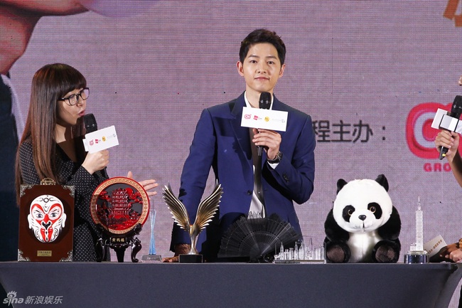 Đại &uacute;y Song Joong Ki cực điển trai, cười hết cỡ khi hội ngộ &ldquo;Nam thần kinh&rdquo; Giả N&atilde;i Lượng - Ảnh 11.