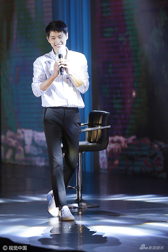 Song Joong Ki âu yếm buộc tóc cho fan tại sự kiện fan meeting - Ảnh 1.