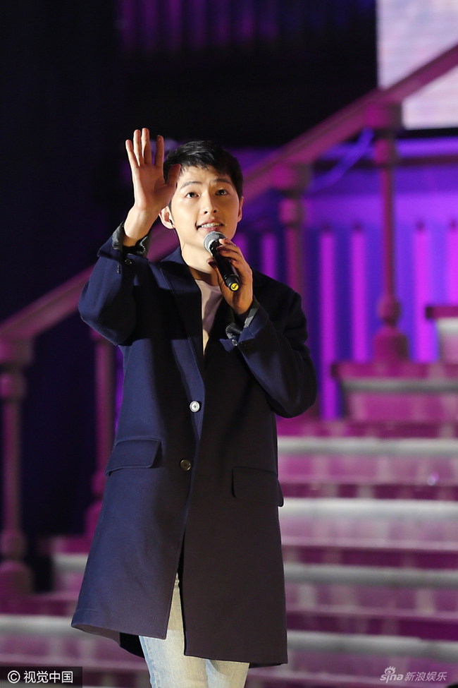 Song Joong Ki âu yếm buộc tóc cho fan tại sự kiện fan meeting - Ảnh 3.