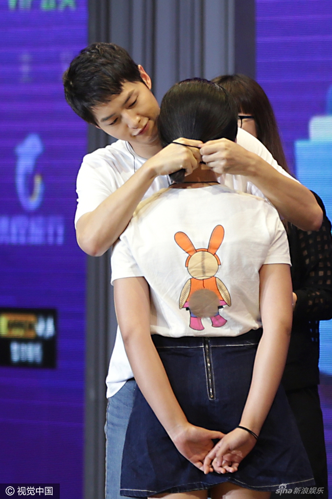 Song Joong Ki âu yếm buộc tóc cho fan tại sự kiện fan meeting - Ảnh 4.