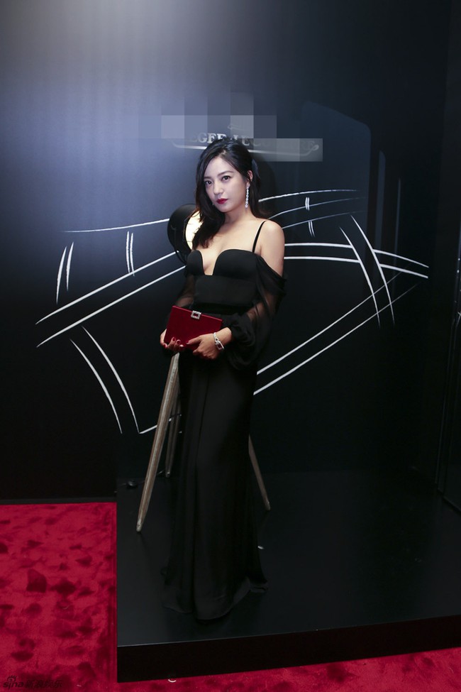 Triệu Vy khoe kh&eacute;o v&ograve;ng một trễ nải, quyến rũ đến ngỡ ng&agrave;ng tại sự kiện - Ảnh 1.