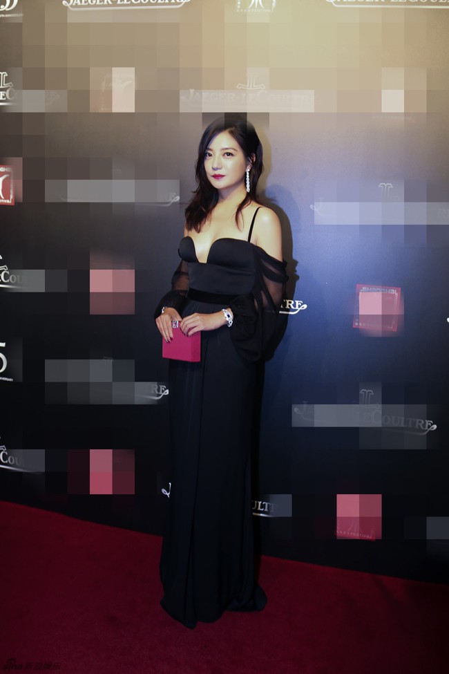 Triệu Vy khoe kh&eacute;o v&ograve;ng một trễ nải, quyến rũ đến ngỡ ng&agrave;ng tại sự kiện - Ảnh 2.