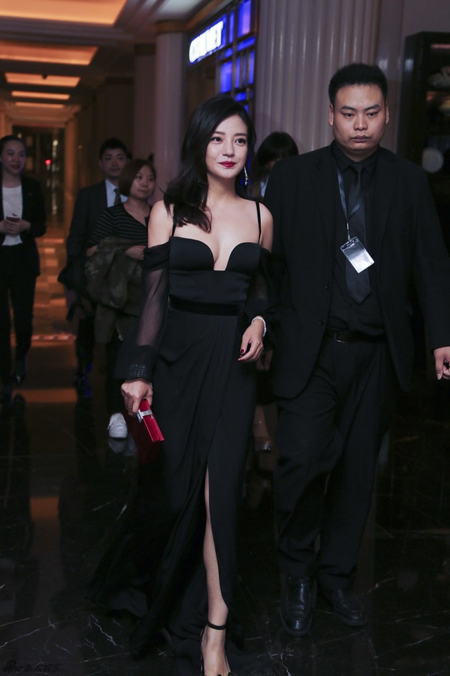 Triệu Vy khoe kh&eacute;o v&ograve;ng một trễ nải, quyến rũ đến ngỡ ng&agrave;ng tại sự kiện - Ảnh 6.