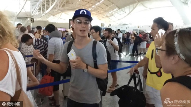 L&acirc;m T&acirc;m Như lộ r&otilde; v&ograve;ng hai lớn, c&ugrave;ng Hoắc Kiến Hoa đeo nhẫn cưới xuất hiện tại s&acirc;n bay - Ảnh 10.