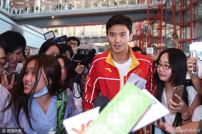 Thảm bại ở Olympic, mỹ nam Ning Zetao vẫn được rừng fan nữ ch&agrave;o đ&oacute;n như người h&ugrave;ng! - Ảnh 2.