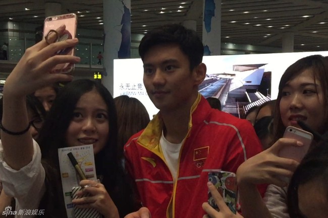 Thảm bại ở Olympic, mỹ nam Ning Zetao vẫn được rừng fan nữ ch&agrave;o đ&oacute;n như người h&ugrave;ng! - Ảnh 3.