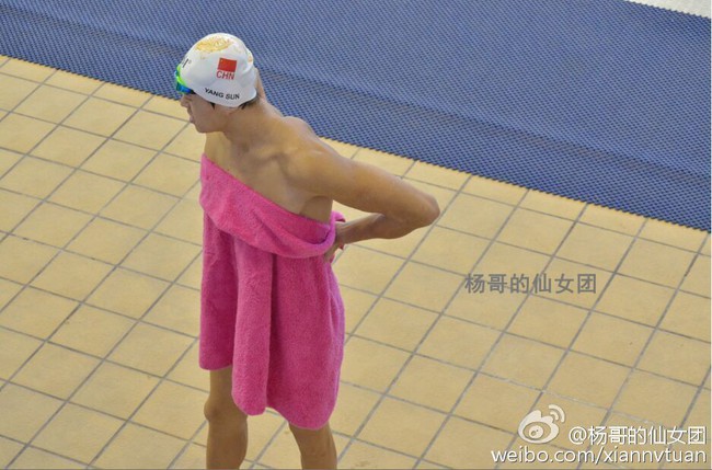 Bức ảnh trai đẹp khóc nhè của đội bơi Trung Quốc quấn khăn tắm màu hồng gây sốt - Ảnh 2.