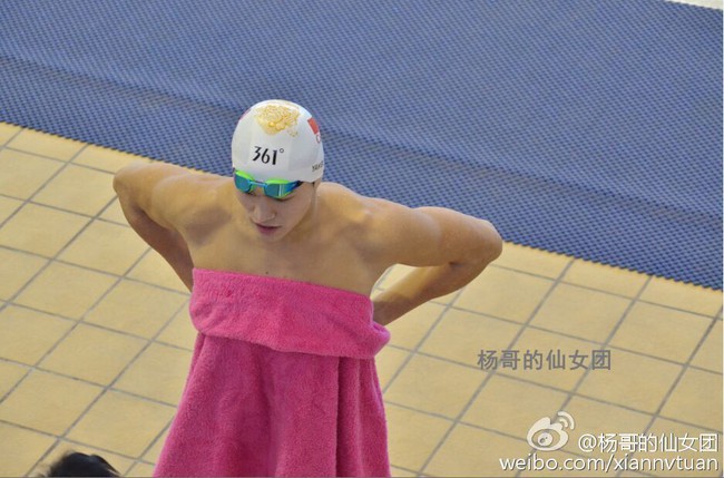 Bức ảnh trai đẹp khóc nhè của đội bơi Trung Quốc quấn khăn tắm màu hồng gây sốt - Ảnh 1.