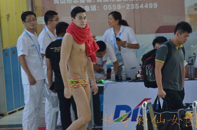 Bức ảnh trai đẹp khóc nhè của đội bơi Trung Quốc quấn khăn tắm màu hồng gây sốt - Ảnh 4.