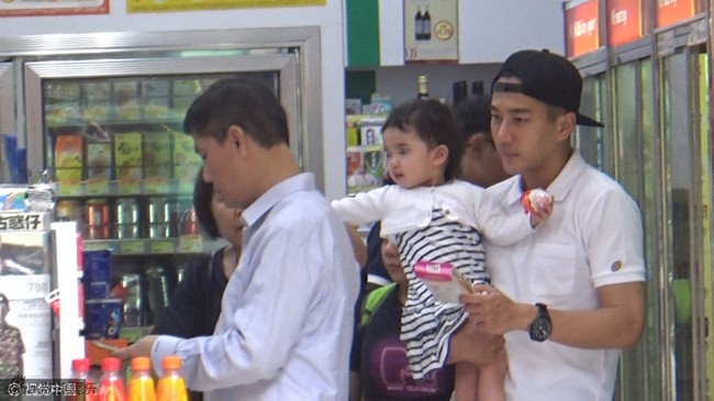 Bị chỉ tr&iacute;ch kh&ocirc;ng đo&aacute;i ho&agrave;i tới gia đ&igrave;nh, Dương Mịch - Lưu Khải Uy vội v&agrave;ng trở về Hồng K&ocirc;ng đưa con đi học - Ảnh 9.