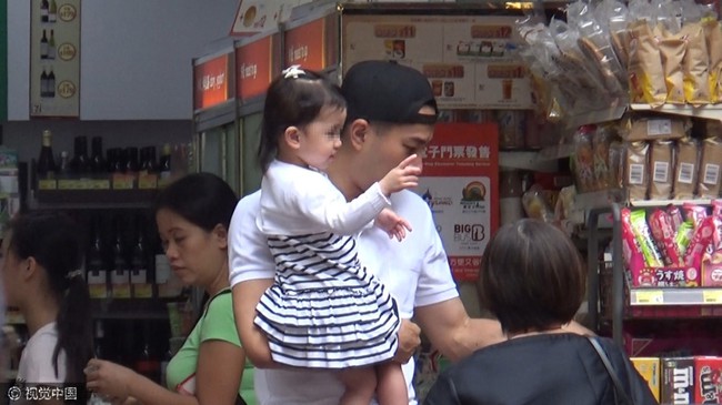 Bị chỉ tr&iacute;ch kh&ocirc;ng đo&aacute;i ho&agrave;i tới gia đ&igrave;nh, Dương Mịch - Lưu Khải Uy vội v&agrave;ng trở về Hồng K&ocirc;ng đưa con đi học - Ảnh 10.