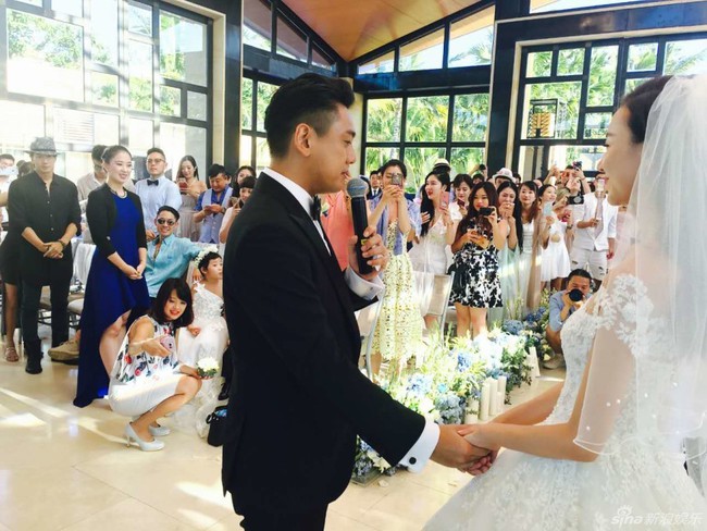 Ng&ocirc; Kiến H&agrave;o - Ng&ocirc;n Thừa H&uacute;c bất ngờ kho&aacute;c tay nhau xuất hiện tại đ&aacute;m cưới Chu Hiếu Thi&ecirc;n - Ảnh 11.