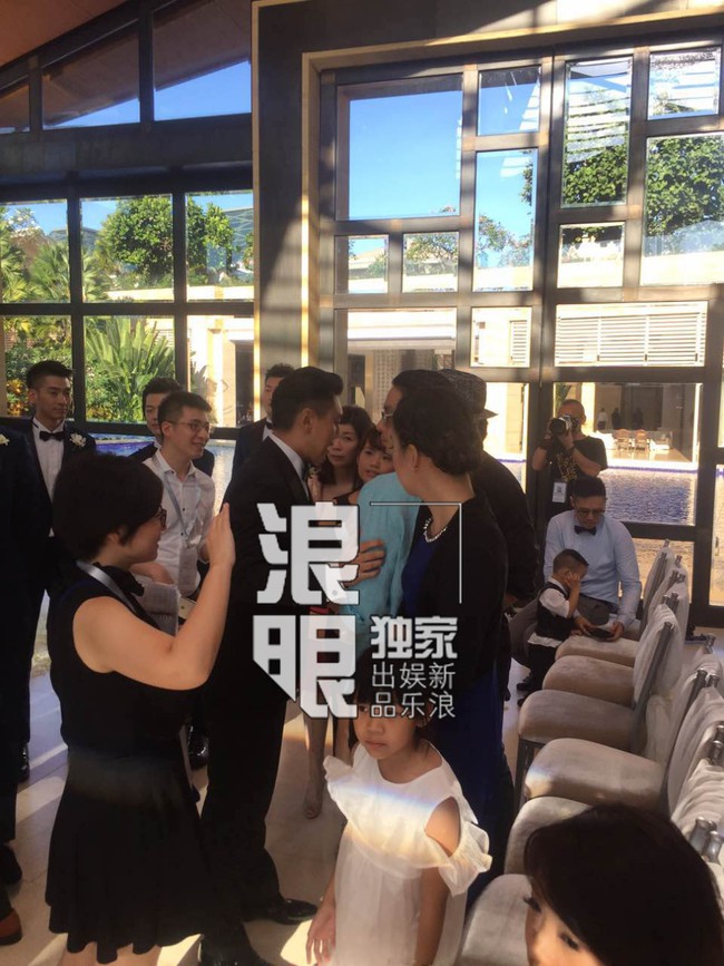 Ng&ocirc; Kiến H&agrave;o - Ng&ocirc;n Thừa H&uacute;c bất ngờ kho&aacute;c tay nhau xuất hiện tại đ&aacute;m cưới Chu Hiếu Thi&ecirc;n - Ảnh 5.