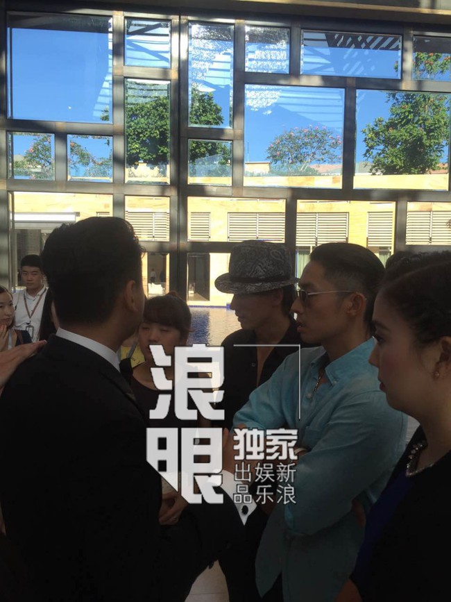 Ng&ocirc; Kiến H&agrave;o - Ng&ocirc;n Thừa H&uacute;c bất ngờ kho&aacute;c tay nhau xuất hiện tại đ&aacute;m cưới Chu Hiếu Thi&ecirc;n - Ảnh 6.