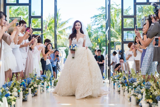 Ng&ocirc; Kiến H&agrave;o - Ng&ocirc;n Thừa H&uacute;c bất ngờ kho&aacute;c tay nhau xuất hiện tại đ&aacute;m cưới Chu Hiếu Thi&ecirc;n - Ảnh 10.