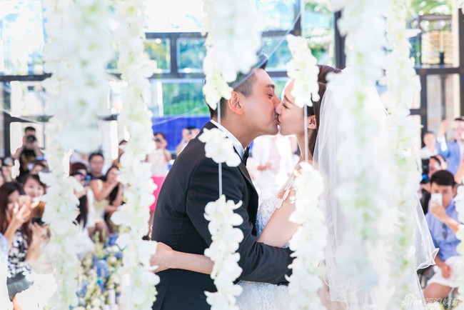 Ng&ocirc; Kiến H&agrave;o - Ng&ocirc;n Thừa H&uacute;c bất ngờ kho&aacute;c tay nhau xuất hiện tại đ&aacute;m cưới Chu Hiếu Thi&ecirc;n - Ảnh 17.