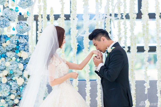 Ng&ocirc; Kiến H&agrave;o - Ng&ocirc;n Thừa H&uacute;c bất ngờ kho&aacute;c tay nhau xuất hiện tại đ&aacute;m cưới Chu Hiếu Thi&ecirc;n - Ảnh 15.