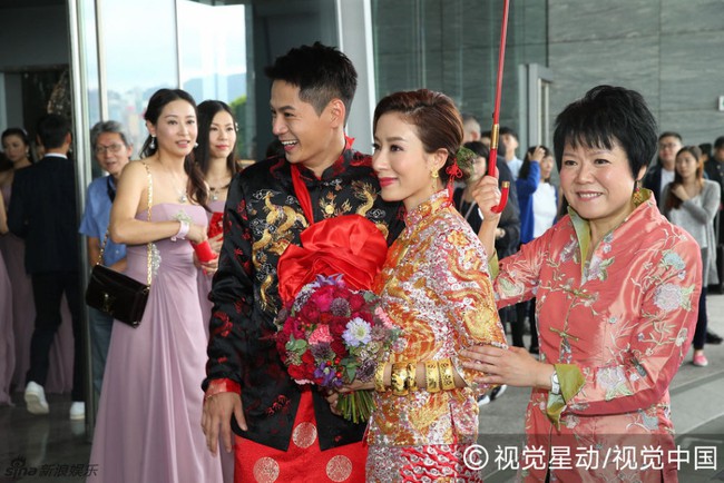 Ảnh hậu TVB Dương Di đeo vàng kín tay, cùng tình trẻ kém 5 tuổi rạng ngời trong ngày cưới - Ảnh 8.