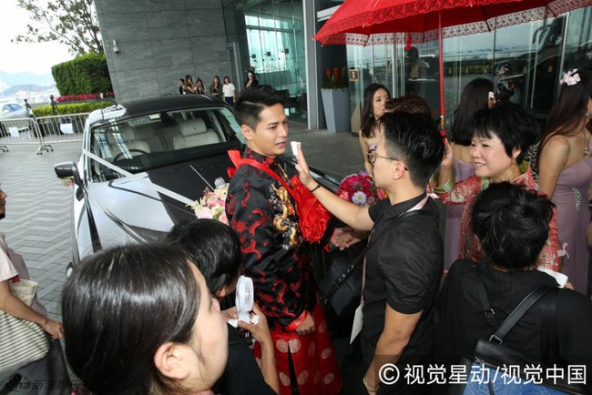 Ảnh hậu TVB Dương Di đeo vàng kín tay, cùng tình trẻ kém 5 tuổi rạng ngời trong ngày cưới - Ảnh 2.