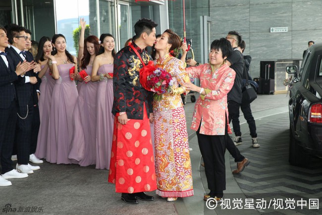 Ảnh hậu TVB Dương Di đeo vàng kín tay, cùng tình trẻ kém 5 tuổi rạng ngời trong ngày cưới - Ảnh 10.