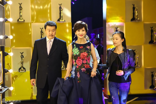Đường Yên khoe vai trần gợi cảm, đọ sắc cùng Triệu Lệ Dĩnh tại lễ trao giải Kim Ưng 2016 - Ảnh 5.