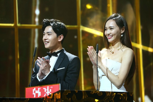 Đường Yên khoe vai trần gợi cảm, đọ sắc cùng Triệu Lệ Dĩnh tại lễ trao giải Kim Ưng 2016 - Ảnh 25.