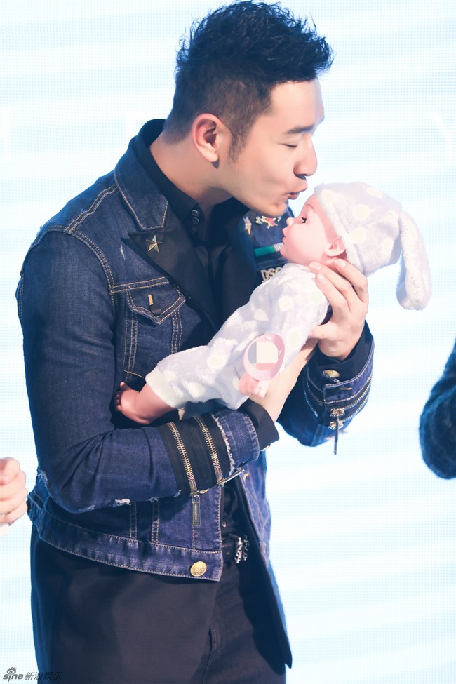 Angela Baby khệ nệ bụng bầu tới dự sinh nhật của &ocirc;ng x&atilde; Huỳnh Hiểu Minh - Ảnh 6.