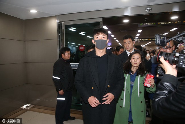 Cố Hải Ho&agrave;ng Cảnh Du mệt mỏi, mắt th&acirc;m quầng trong sự ch&agrave;o đ&oacute;n của 1000 fan H&agrave;n Quốc - Ảnh 1.