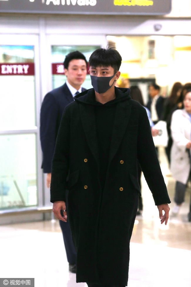 Cố Hải Ho&agrave;ng Cảnh Du mệt mỏi, mắt th&acirc;m quầng trong sự ch&agrave;o đ&oacute;n của 1000 fan H&agrave;n Quốc - Ảnh 2.