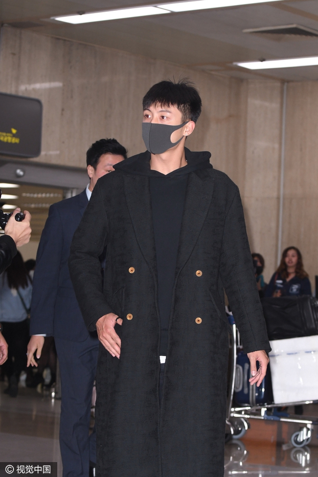 Cố Hải Ho&agrave;ng Cảnh Du mệt mỏi, mắt th&acirc;m quầng trong sự ch&agrave;o đ&oacute;n của 1000 fan H&agrave;n Quốc - Ảnh 3.