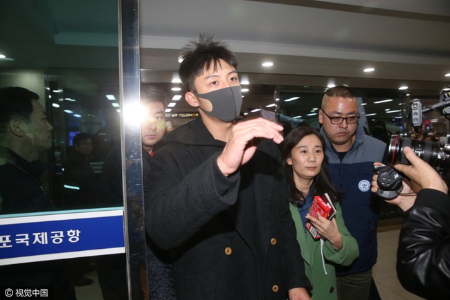 Cố Hải Ho&agrave;ng Cảnh Du mệt mỏi, mắt th&acirc;m quầng trong sự ch&agrave;o đ&oacute;n của 1000 fan H&agrave;n Quốc - Ảnh 4.