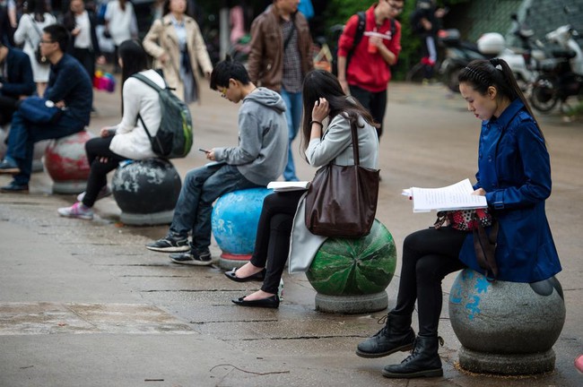 Trung Quốc: Hơn 100.000 thí sinh đội mưa đi thi tuyển công chức - Ảnh 8.
