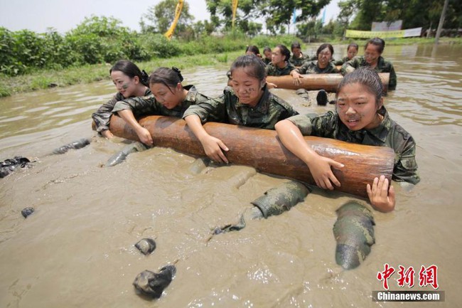 Không thể tin nổi bài tập khắc nghiệt như quân đội này là dành cho các tiếp viên hàng không tương lai - Ảnh 8.