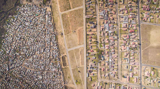Những bức ảnh từ trên cao cho thấy tình trạng phân biệt giàu nghèo quá rõ rệt ở Nam Phi - Ảnh 9.